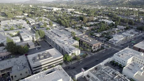 Vista-Aérea-Edificios-Comerciales-Blancos-Del-Suburbio-De-Van-Nuys-Paisaje-Urbano-Del-área-Del-Valle-De-San-Fernando