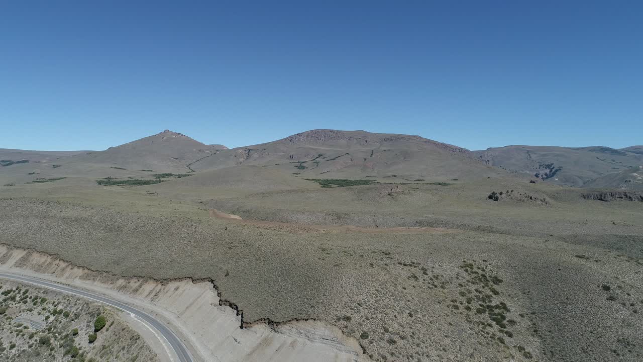vista aérea de un lago en el norte de la patagonia con un cielo azul profundo y azul claro-8