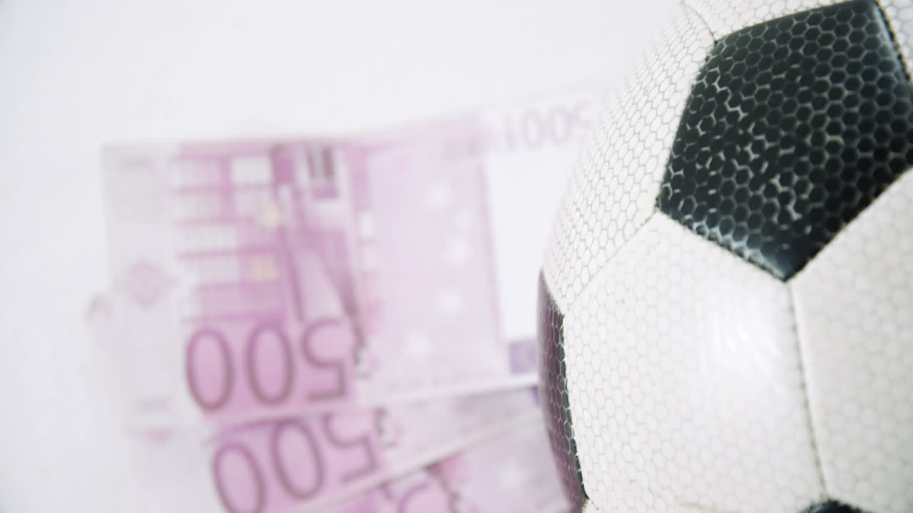 fútbol y dólares en fondo blanco 4k