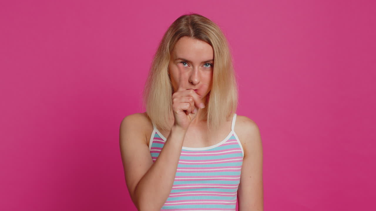 젊은 여자가 눈을 가리키고 카메라를 보여주고 있습니다. 나는 당신을 보고 있습니다. 누군가를 감시하는 제스처를 보고 있습니다.