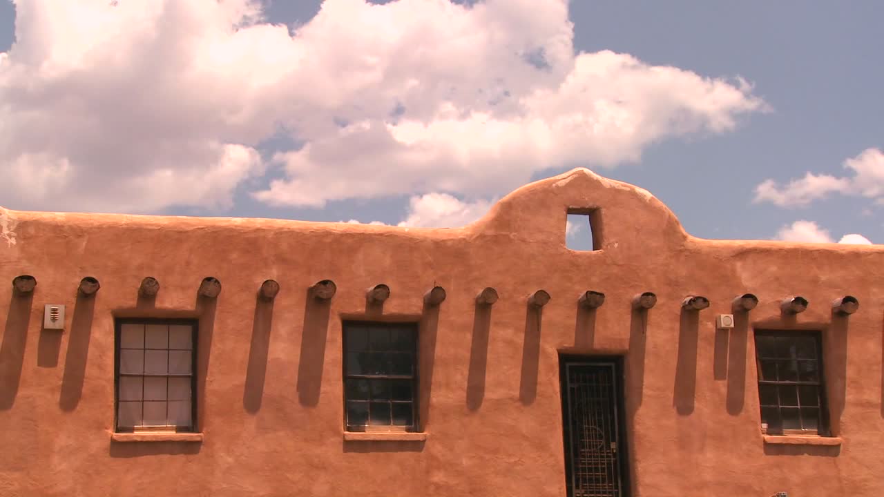 nubes de lapso de tiempo sobre un edificio de adobe de nuevo méxico