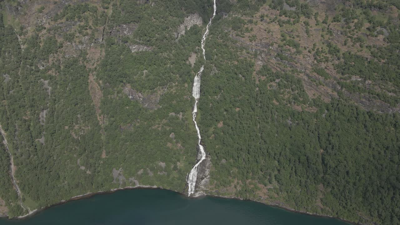 ponto de interesse aéreo filmado ao redor de bringefossen no fiorde de geiranger, noruega