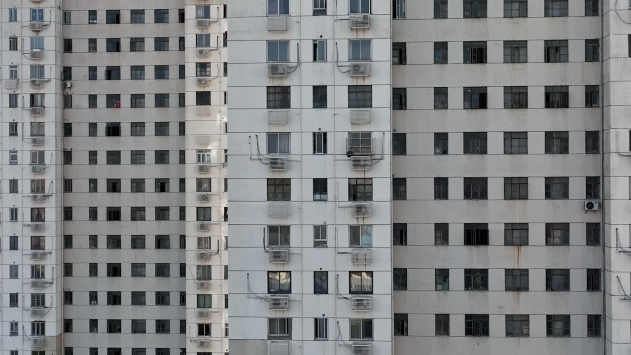 vista aérea de un avión no tripulado de un edificio residencial de gran altura en una zona residencial