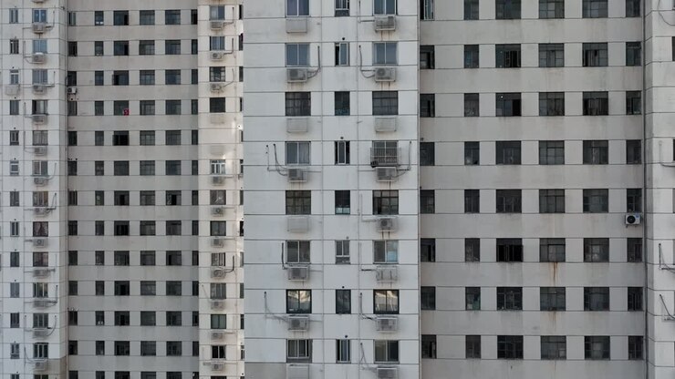 Vista aerea con drone di un edificio residenziale a più piani in un'area residenziale