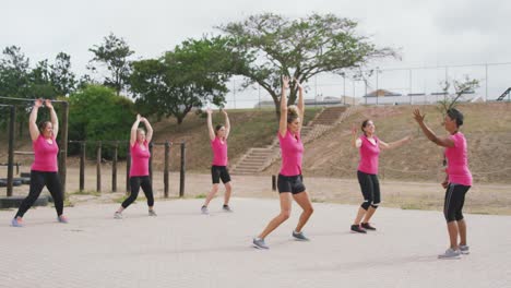 Amigas-Disfrutando-De-Hacer-Ejercicio-Juntos-En-El-Campo-De-Entrenamiento