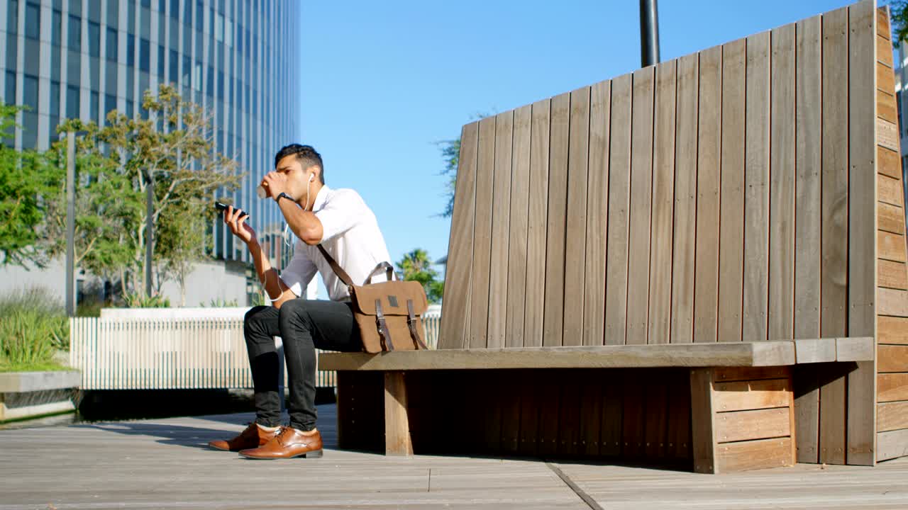 벤치 에 앉아 휴대 전화 4k 에 이야기 하는 사람