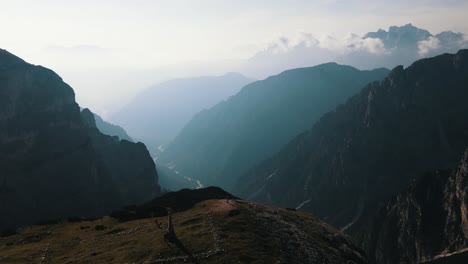 Hermosas-Siluetas-De-Montañas-En-Las-Montañas-Dolomitas-Con-Un-Hermoso-Río-Sinuoso-En-El-Valle