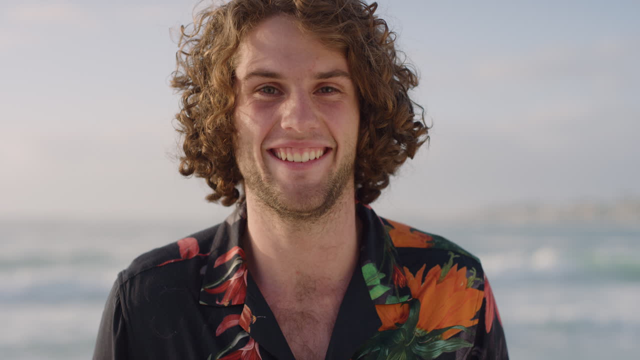 retrato de un joven guapo sonriendo disfrutando de un exitoso estilo de vida de viaje de vacaciones en una playa soleada con camisa hawaiana