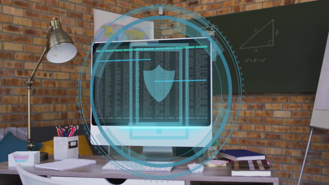 animación del icono del escudo y procesamiento de datos digitales a través de la computadora en el escritorio de la oficina