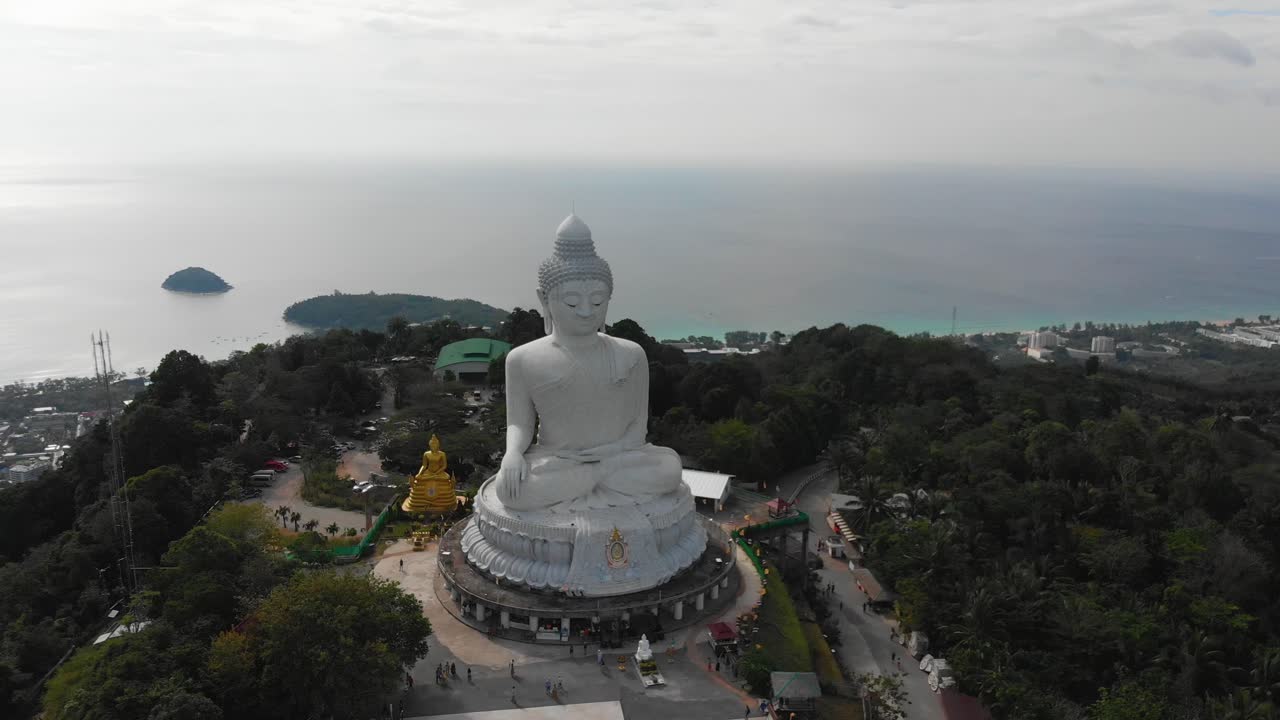 panorámica sobre el gran buda con vistas al mar en phuket, tailandia
