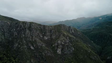 Schroffe-Berge-Mit-Bewölktem-Himmel-über-Dem-Franklin-Gordon-Wild-Rivers-Nationalpark-In-Tasmanien-Im-Südwesten-Australiens