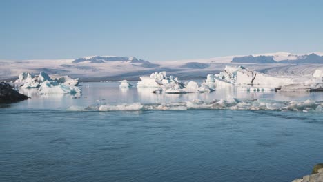 Arktische-Küstenlandschaft-In-Island-Mit-Eisbergen-Und-Eisschollen-In-Der-Lagune