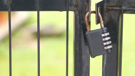 La puerta de la fecha estaba cerrada con candados y cadenas.