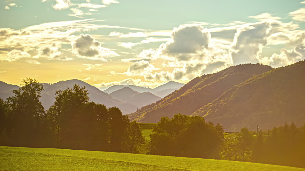 alpes austriacos durante el amanecer, vista en lapso de tiempo con un cielo brillante