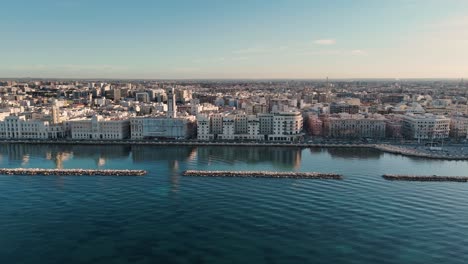 Vista-Aérea-Del-Paseo-Marítimo-De-Bari,-Mar-Adriático