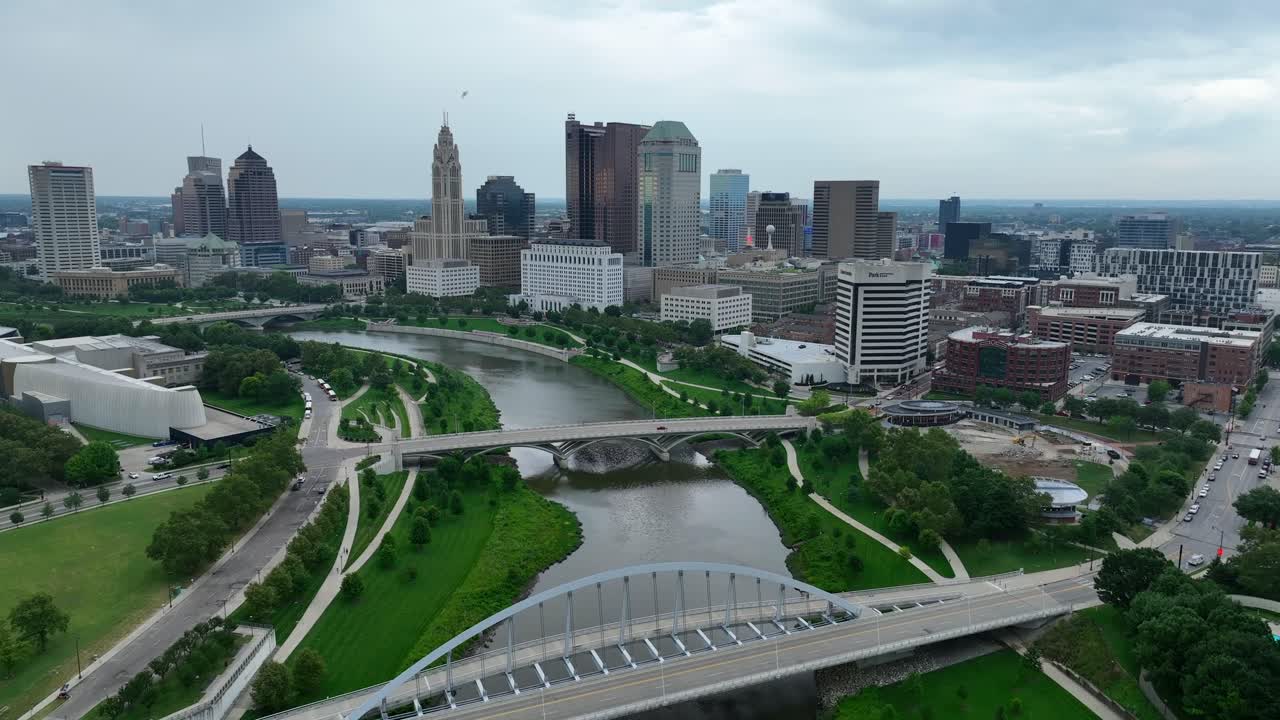 vista aérea de columbus, ohio desde lo alto del río scioto