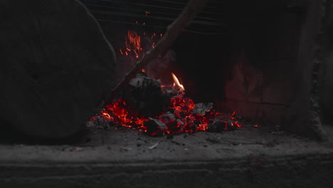 Holzkohle-Am-Lagerfeuer-In-Der-Abenddämmerung-Bewegen