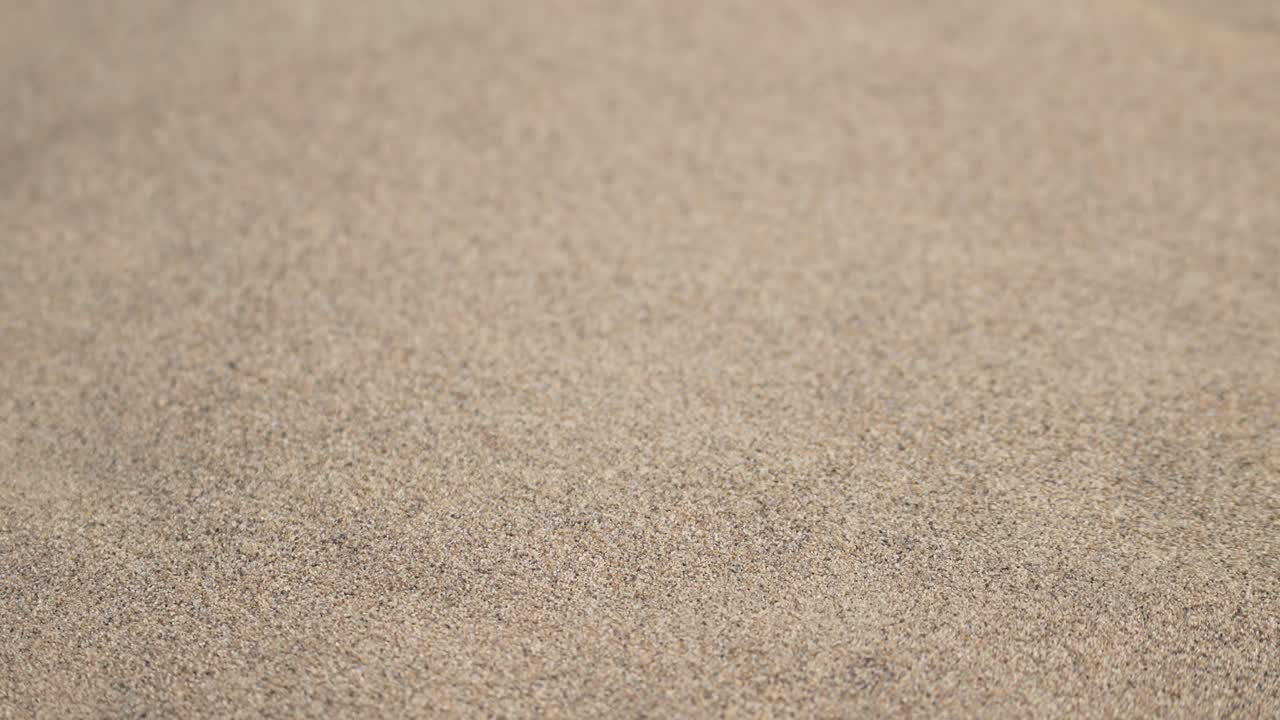 granos de arena en el desierto cayendo por la colina