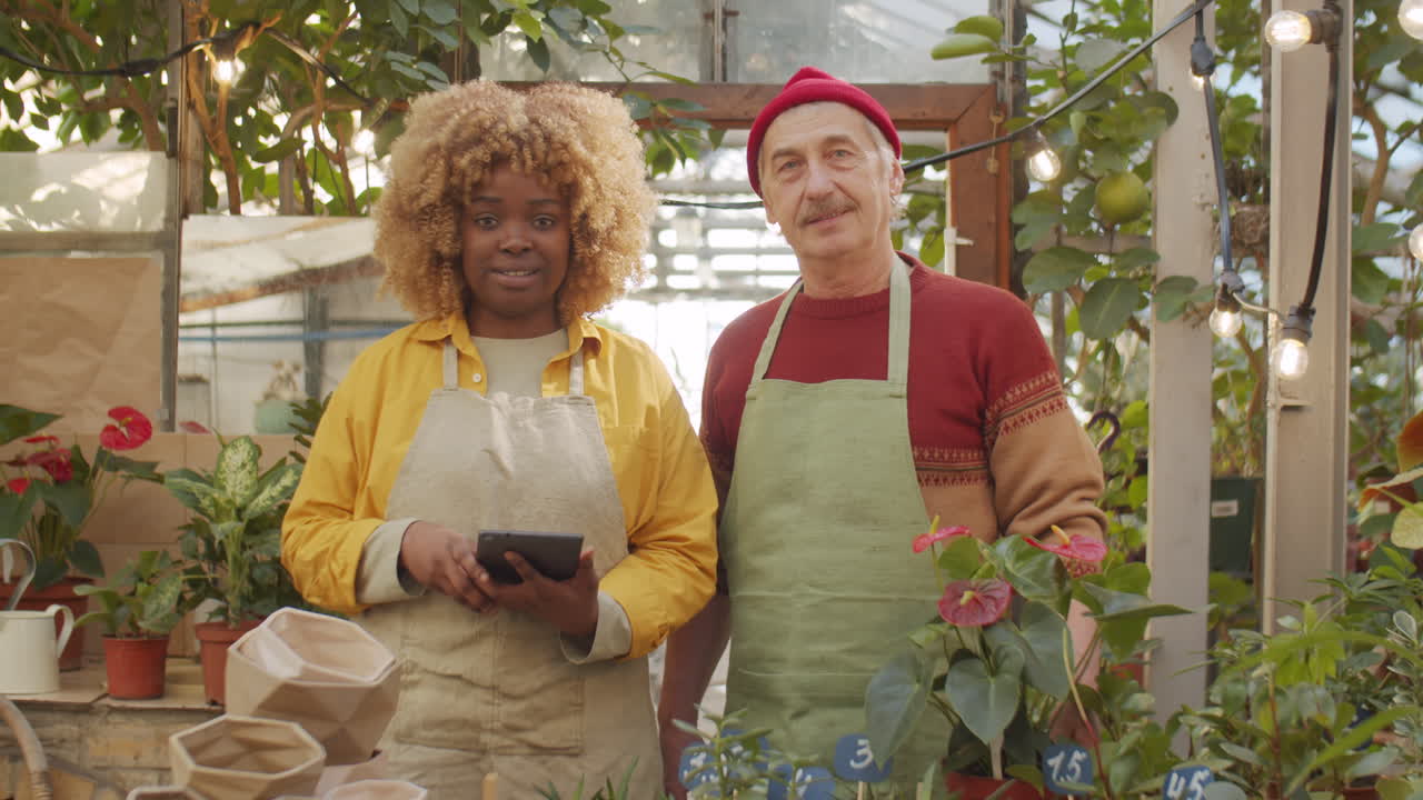 retrato de diversos compañeros de trabajo en el invernadero de flores
