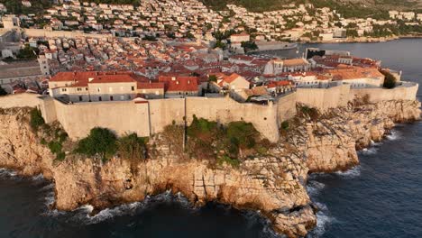 vista aérea de la ciudad vieja de dubrovnik al atardecer