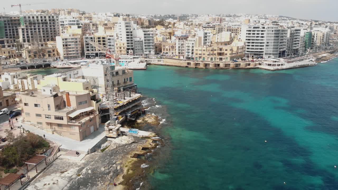 panorámica, imágenes aéreas de drones de 4k que revelan el paisaje urbano de la densamente poblada ciudad de la isla mediterránea de sliema, malta