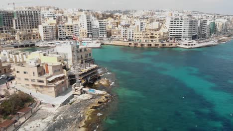 Schwenken,-4k-drohnenaufnahmen-Aus-Der-Luft,-Die-Das-Stadtbild-Der-Dicht-Besiedelten-Mediterranen-Inselstadt-Sliema,-Malta,-Enthüllen