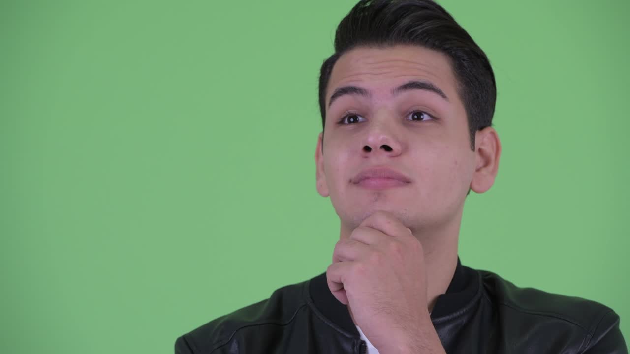 가죽 재을 입은 젊은 잘생긴 다민족 남자