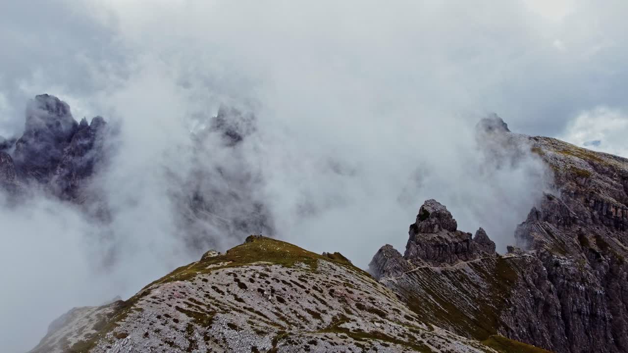 hermosa toma de un avión no tripulado de un sendero a cadini di misurina la vista secreta en los dolomitas, italia en un día nublado