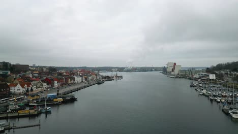 Drohnenflug-über-Den-Hafen-In-Die-Altstadt-Von-Flensburg,-Deutschland