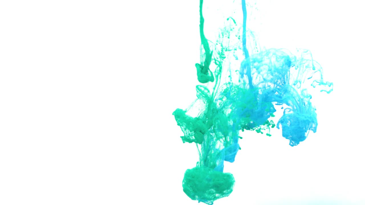 물 속에 있는 칠록색과 파란색 잉크