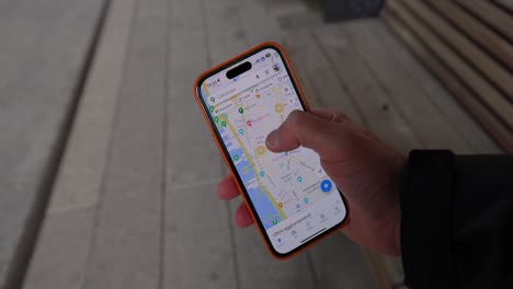sostiene un teléfono inteligente con tecnología de gps para mapas de navegación de nueva york