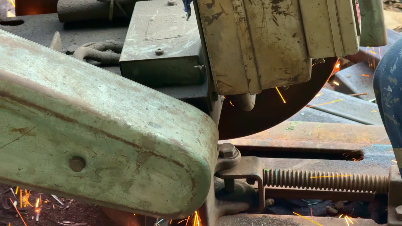 Metallsägeblatt schneidet mit heißen Funken durch Stahl. Konzeptmaterial für Industrie, Fertigung und Werkstattproduktion.