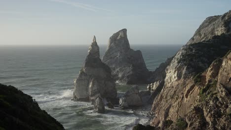 rocas y olas costeras
