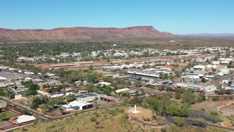 Excelente-Toma-Aérea-Del-Memorial-Anzac-Y-La-Zona-Residencial-Circundante-En-Alice-Springs,-Australia