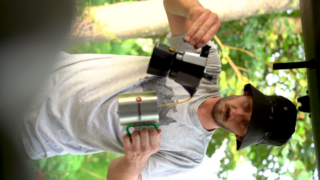 광야에서 커피를 준비하는 수직 젊은 백인 반 생활