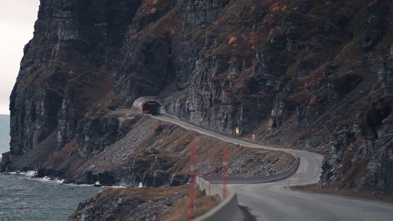 좁은 길은 산기슭의 해안선을 따라 구불구불 이어져 있습니다.