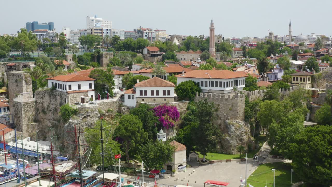 marina de antalya con el castillo de antalia