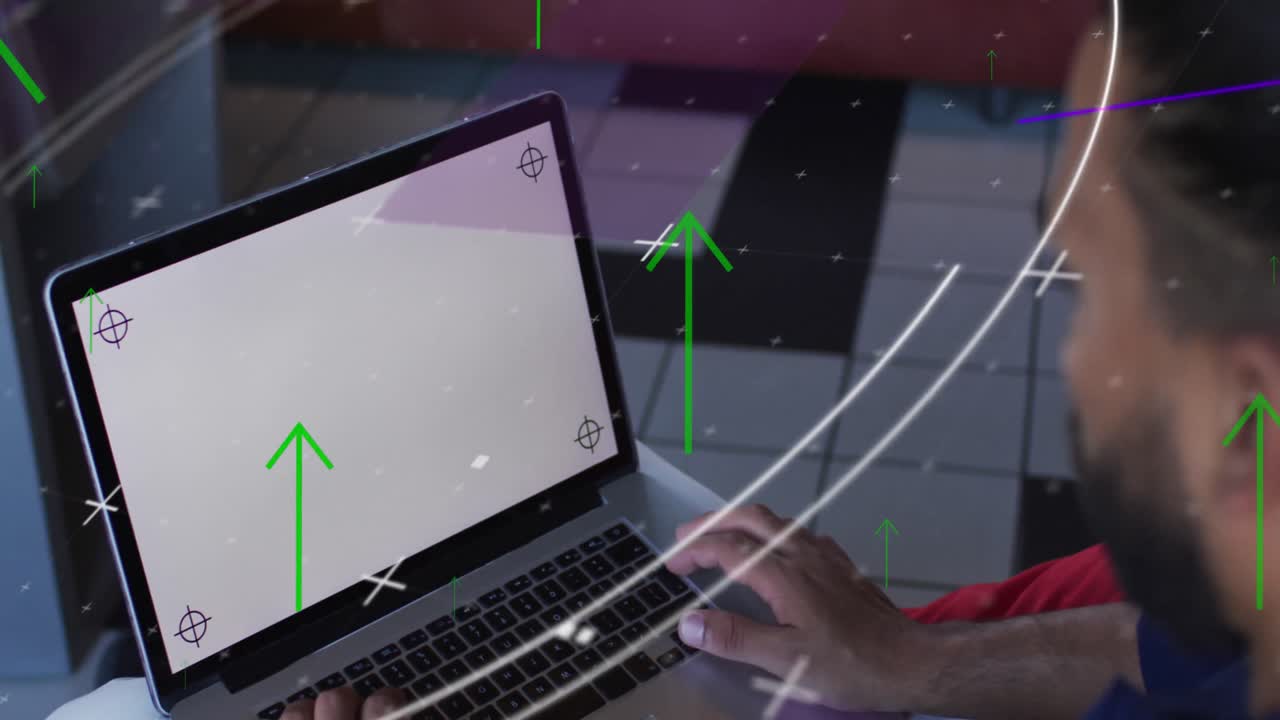 사무실에서 복사 공간이 있는 노트북을 사용하는 아프리카계 미국인 남성에 대한 데이터 처리