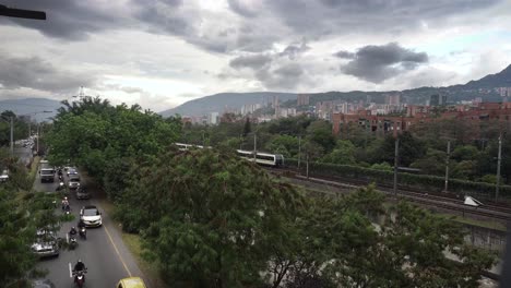 ciudad congestionada con muchos coches y trenes