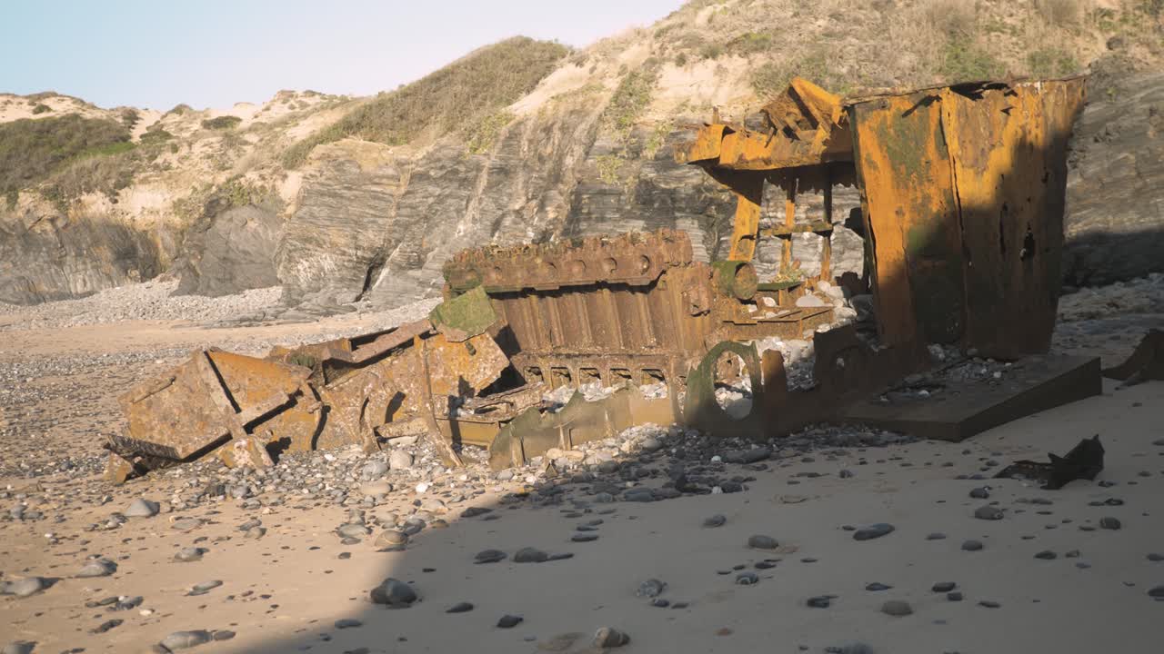 직선형 8기통 해양 디젤 엔진이 장착된 오래된 강철 선박의 잔해