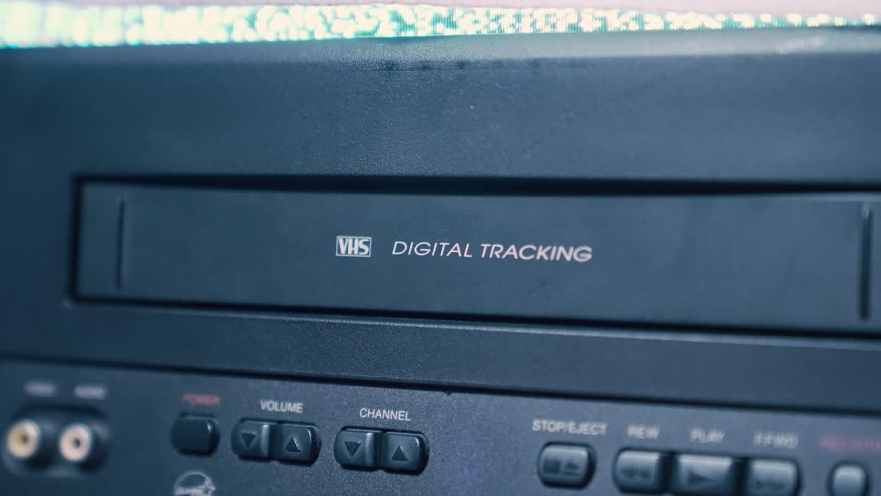 빈티지, 흐릿한 텔레비전 화면은 vhs를 vcr에 넣을 때 즈를 보여줍니다.