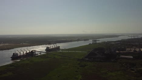 vista aérea de un puerto en el río