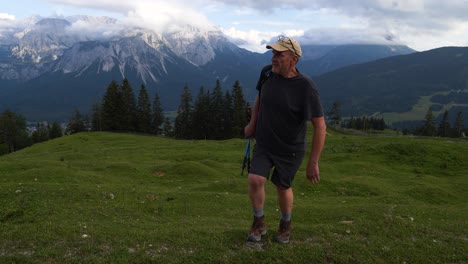 Mann,-Der-Den-Grashügelberg-In-Den-österreichischen-Alpen-Hinaufgeht