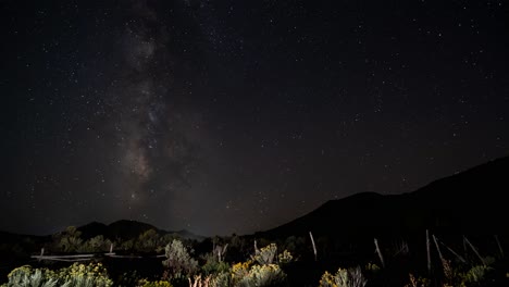 Zeitraffer-Der-Milchstraße-Von-Der-Dämmerung-Bis-Zur-Nacht-In-Der-Westwüste-Von-Utah-Mit-Einem-Alten-Viehzaun-Im-Vordergrund