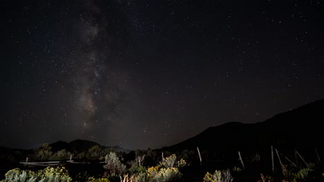 crepúsculo a la noche vía láctea lapso de tiempo en el desierto del oeste de utah con una vieja valla de ganado en primer plano