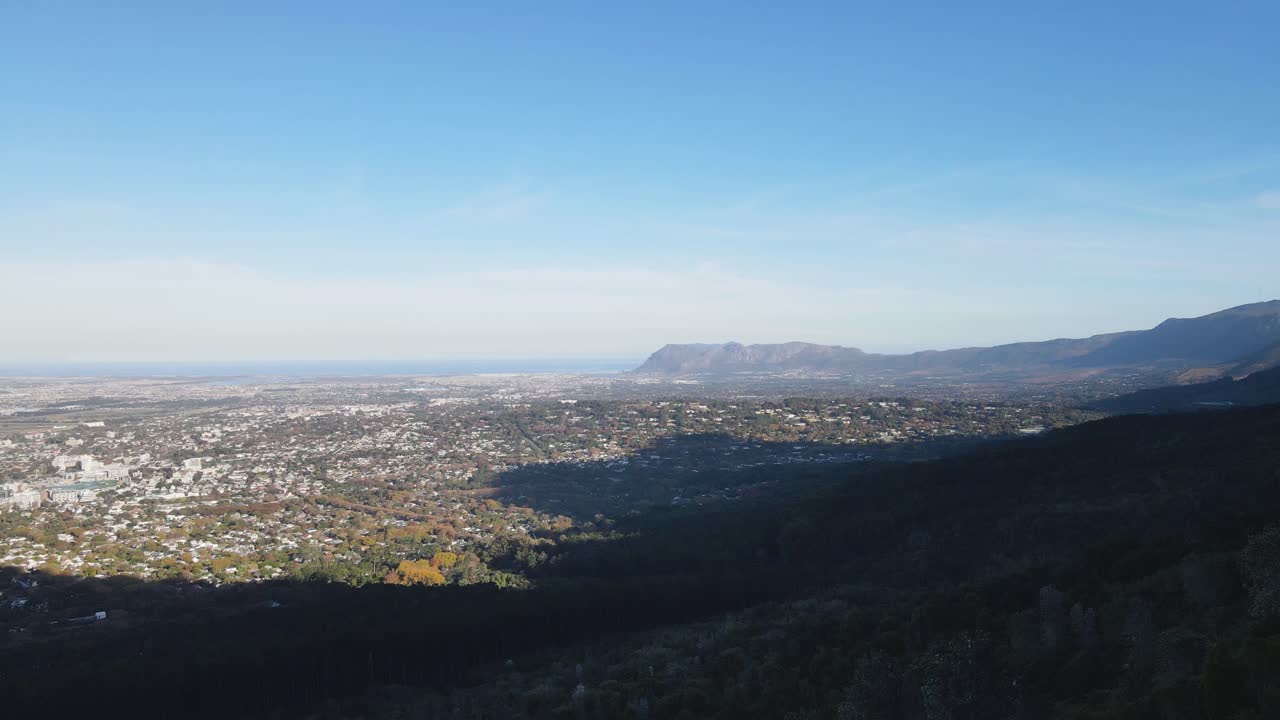 여름날 도시, 산, 바다를 배경으로 드론으로 촬영한 사진