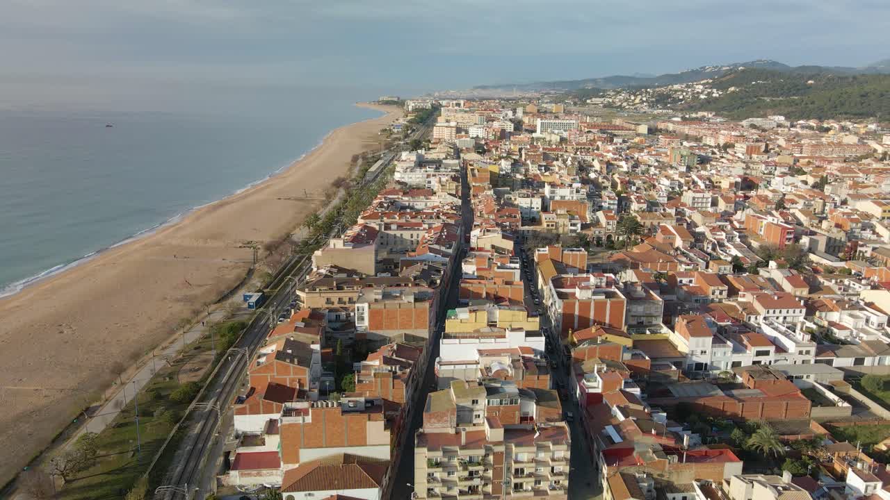 vista aérea de drones de la ciudad de malgrat de mar en españa maresme ciudad turística vistas a la playa