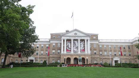 bascom hall en la universidad de wisconsin en madison, wisconsin con toma de video estable