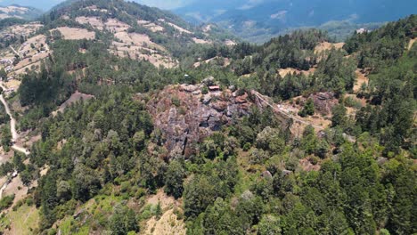 una vista de pájaro de benito juárez: capturando la belleza de la sierra norte