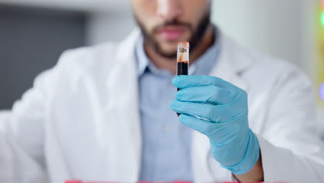 primer plano de las manos de un científico o un médico trabajando